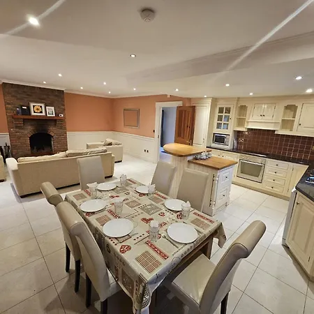 8 Clos Na Feirme Three Bedroom House With Hot Tub بيت للعطل *