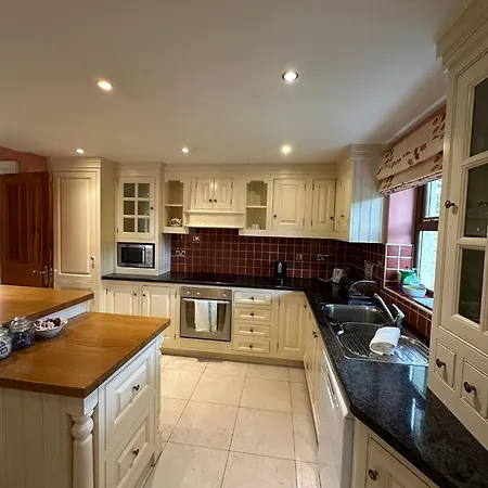 8 Clos Na Feirme Three Bedroom House With Hot Tub 펜션 골웨이