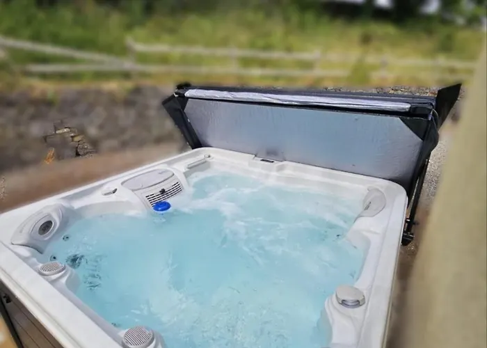 8 Clos Na Feirme Three Bedroom House With Hot Tub 골웨이