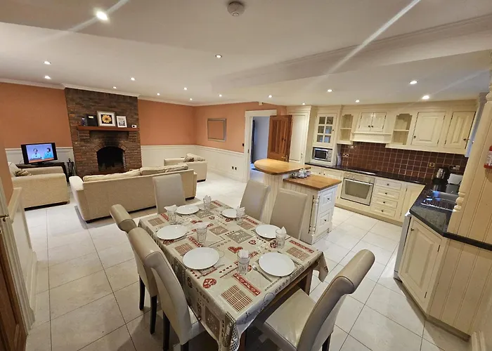 8 Clos Na Feirme Three Bedroom House With Hot Tub 펜션 *